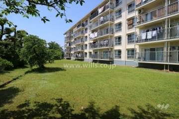 上田東町住宅3号棟の南側にある広場