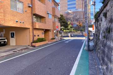 敷地北側の前面道路（東側から）