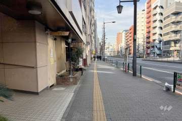 敷地北東側の前面道路（南東側から）