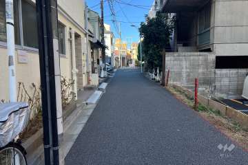 敷地東側の前面道路