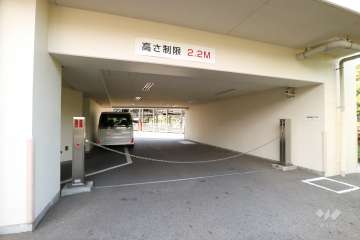 駐車場の出入り口（ロボットゲート付き）