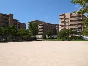 『月見里公園』から見たローレルスクエア甲子園弐番館。