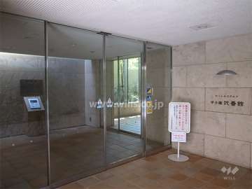 エントランスはオートロック付きです。
