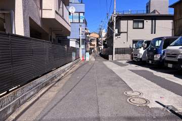 敷地東側の前面道路（南側から）