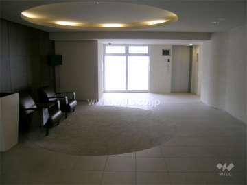 ソファが設置されたエントランスホール