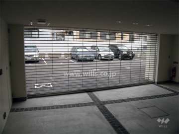 リングシャッター付きの敷地内駐車場