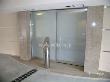 エントランスホールから車寄せに出入りできるサブエントランス