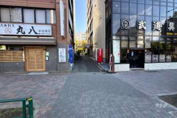 敷地の北側前面道路（西側から）