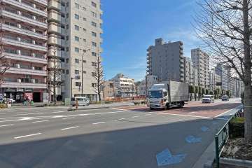 敷地の西側前面道路は白山通りです（北側から）。