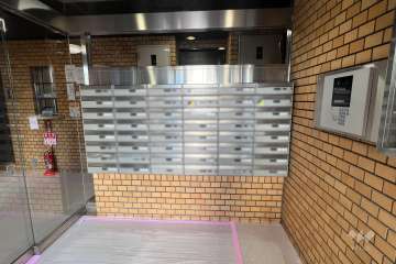 エントランスはオートロック付きです。