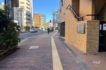 敷地の北東側前面道路（北西側から）