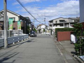 周辺は一戸建てが中心に立ち並ぶ住宅地です。