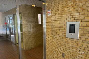 エントランスはオートロック付きです。