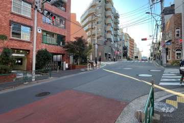 敷地北側の前面道路（東側から）