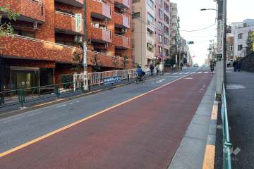 敷地の北側前面道路（東側から）