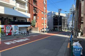 敷地南側の前面道路