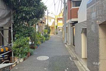 敷地の北側前面道路（西側から）