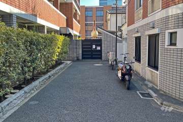 敷地の東側前面道路（北側から）