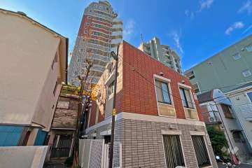 ジェイパーク東大前タワーウエストの外観（南東側から）