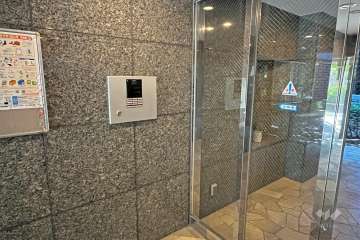 エントランスはオートロック付きです。