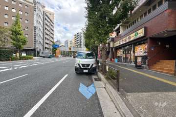 敷地の北東側前面道路（北西側から）