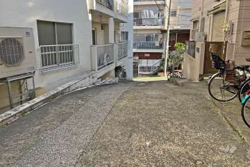 敷地の南東側前面道路（南西側から）