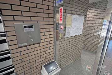 エントランスはオートロック付きです。