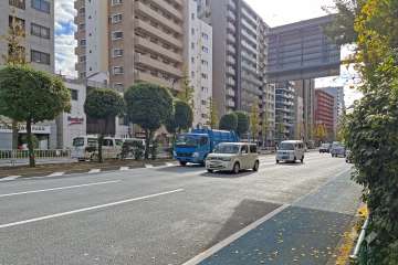 敷地の西側前面道路は白山通りです（北側から）。
