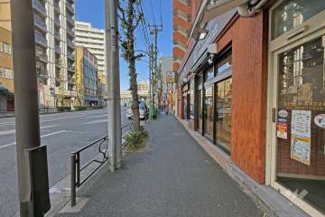 敷地の西側前面道路は江戸川橋通りです（南側から）。