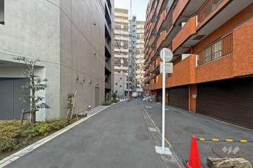 敷地の東側前面道路（北側から）