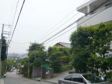 南傾斜地に建っています。
