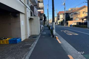 敷地の北東側前面道路（南東側から）