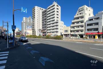 敷地の南西側前面道路（南東側から）