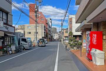敷地の東側前面道路（南側から）