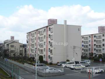 東園田団地6号棟の遠景。周囲の棟とは間隔があいています。