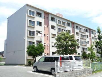 東園田団地7号棟の外観（南西から）