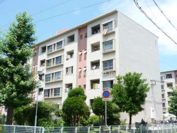 東園田団地7号棟の外観（南東から）