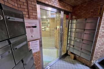 エントランスはオートロック付きです。