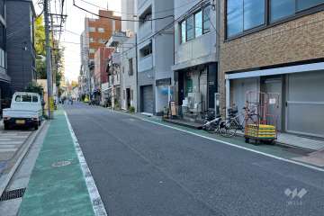 敷地北東側の前面道路（北西側から）