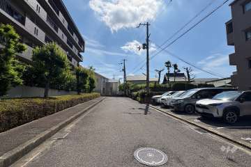 敷地南側の前面道路（西側より）