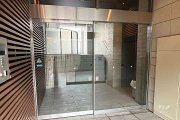 エントランスはオートロック付きです。