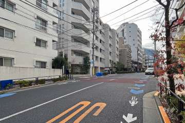 敷地の北西側前面道路は吹上坂です（北東側から）。