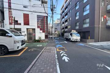 敷地の北側前面道路（西側から）