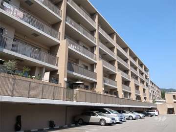 グランドメゾン宝塚中山山手の外観（南側から）