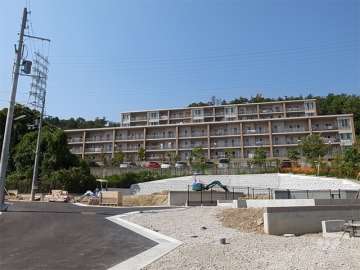 第一種低層住居専用地域に指定された高台に立地。周囲を山林に囲まれ、緑豊か。