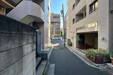 敷地北側の前面道路