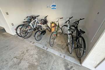 屋内に設けられた駐輪場