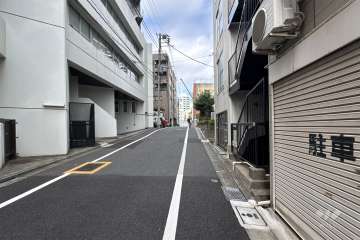 敷地の北側前面道路（東側から）