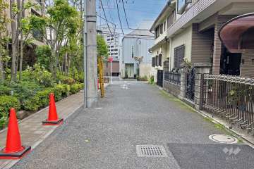 敷地の南側前面道路（西側から）