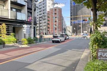 敷地南側の前面道路（西側から）